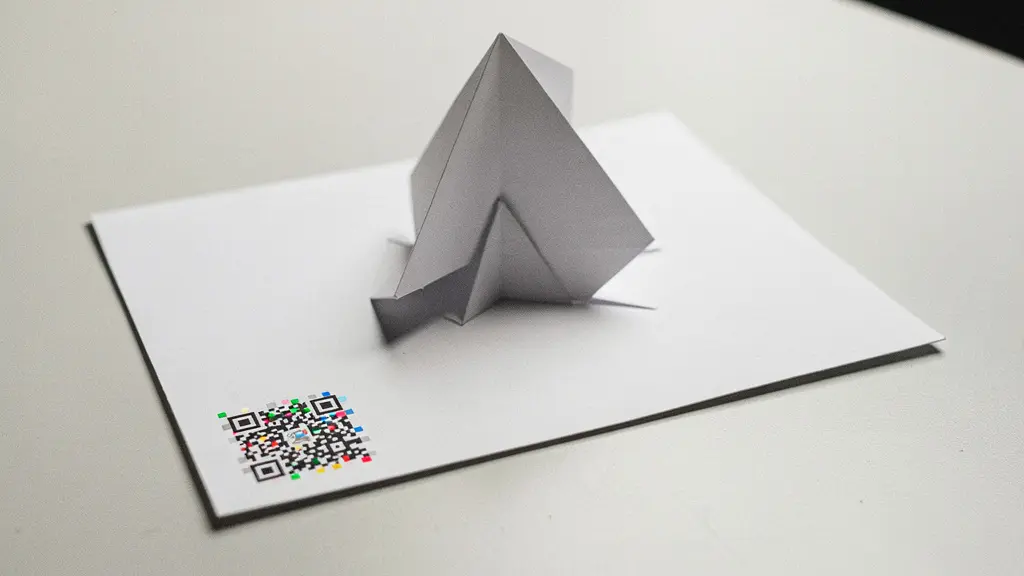 Un flyer neutre s'ouvre comme un pop-up 3D, symbolisant une expérience de réalité augmentée accessible après scan, sans écran visible.